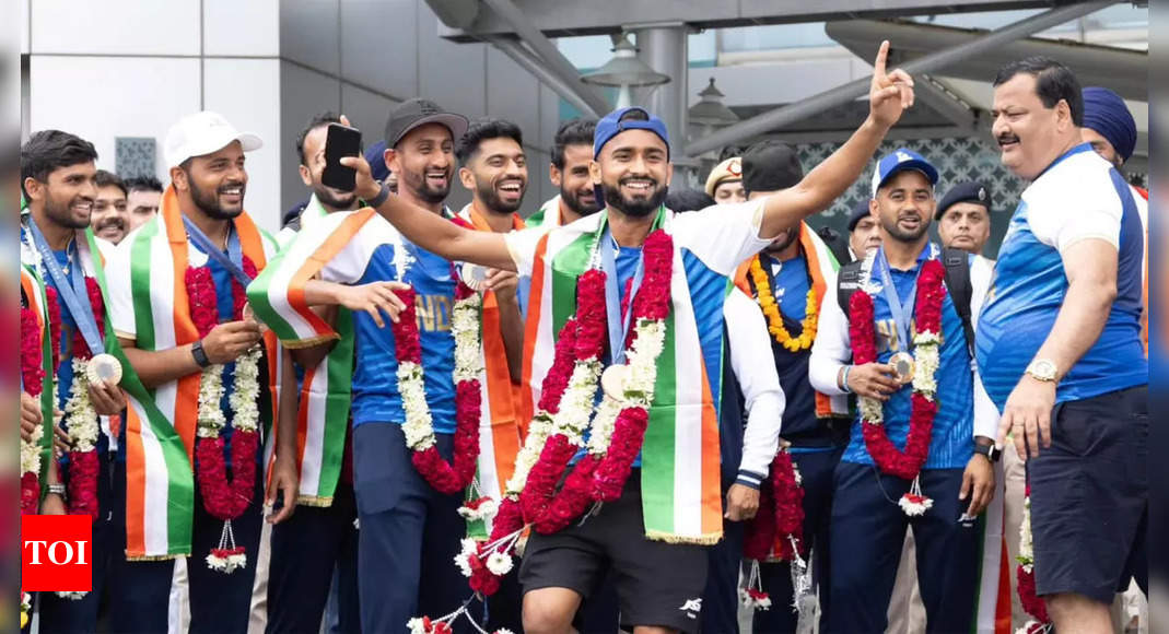 Watch: Pilot welcomes India’s Olympic bronze medal-winning hockey team aboard, fans greet players back home from Paris with beats of ‘dhol’ | Paris Olympics 2024 News