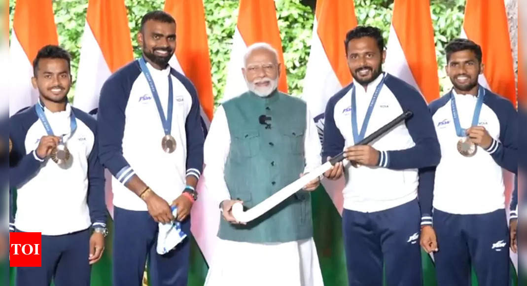 Manu Bhaker explains about pistol, hockey team presents signed stick as PM Narendra Modi meets Olympics contingent | Paris Olympics 2024 News