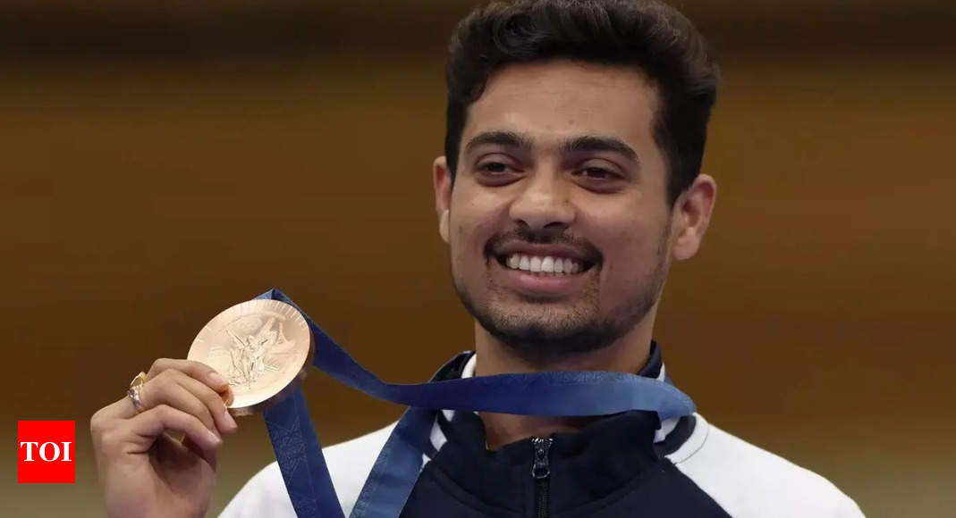 Olympic medallist Swapnil Kusale gifts PM Modi an idol of Lord Ganesha | Paris Olympics 2024 News