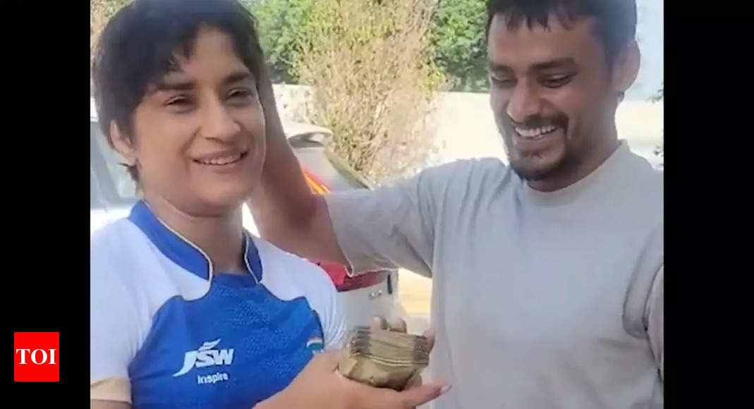 ‘Pichle saal Rs 500 diye the’: Vinesh Phogat shows off money received during Raksha Bandhan celebration. Watch