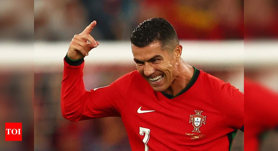 Cristiano Ronaldo: 1 BILLION followers! Cristiano Ronaldo creates social media history