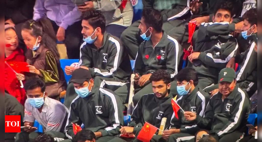 Pakistan players wave Chinese flag during India-China Asian Champions Trophy final | Hockey News